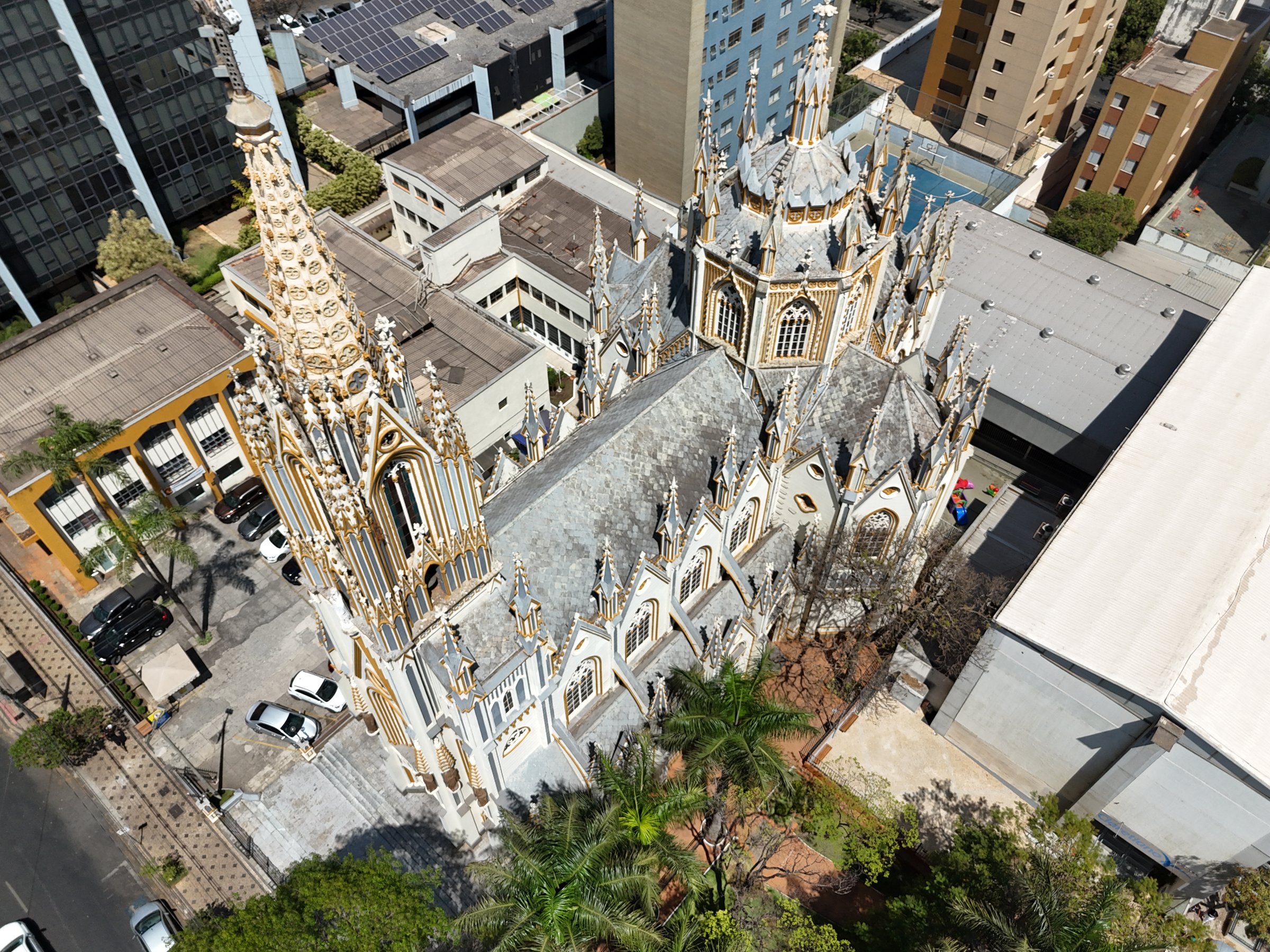 Vista aérea da Basílica de Lourdes — torres góticas e zimbório