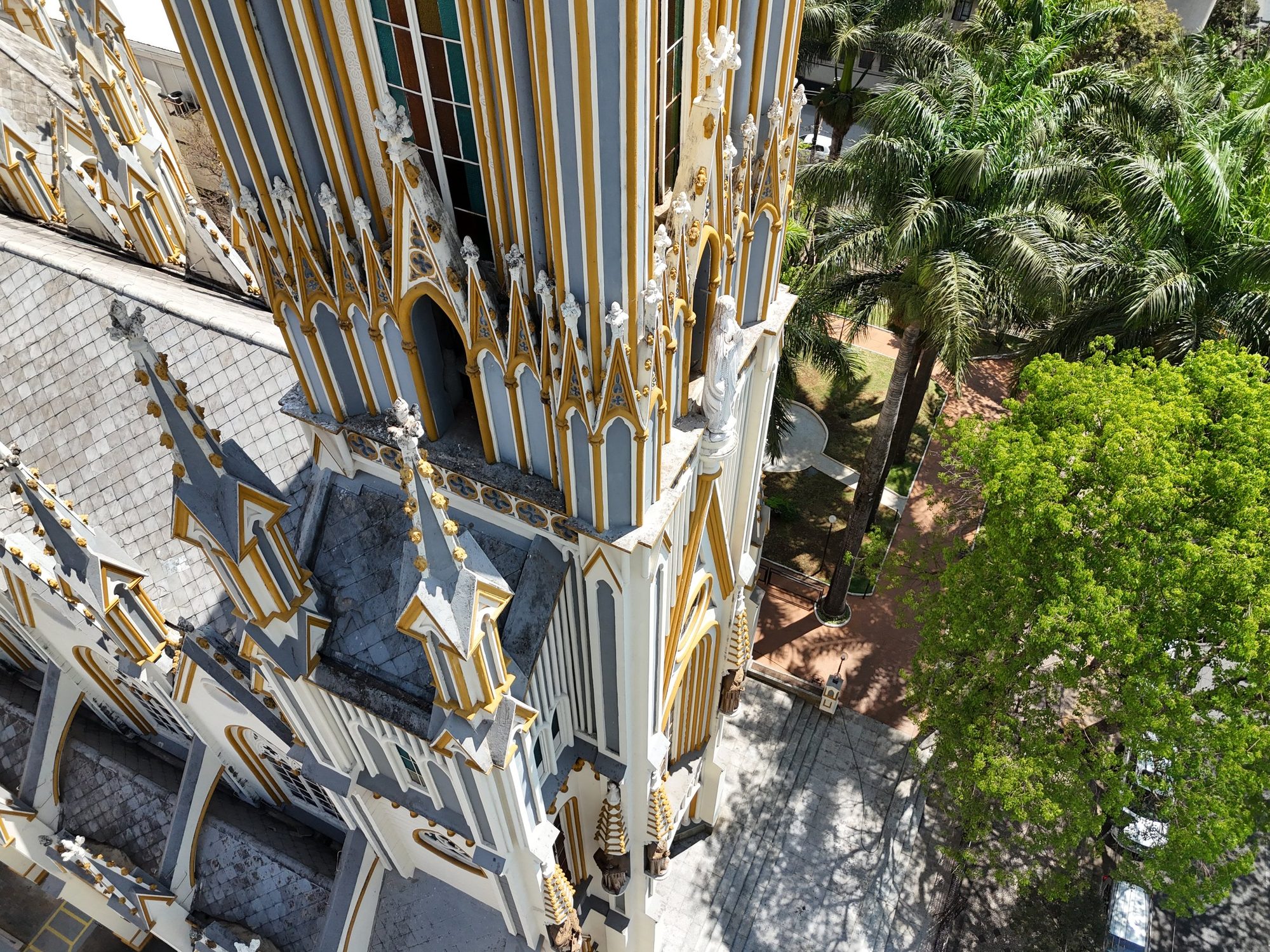 Pináculos góticos da Basílica de Lourdes