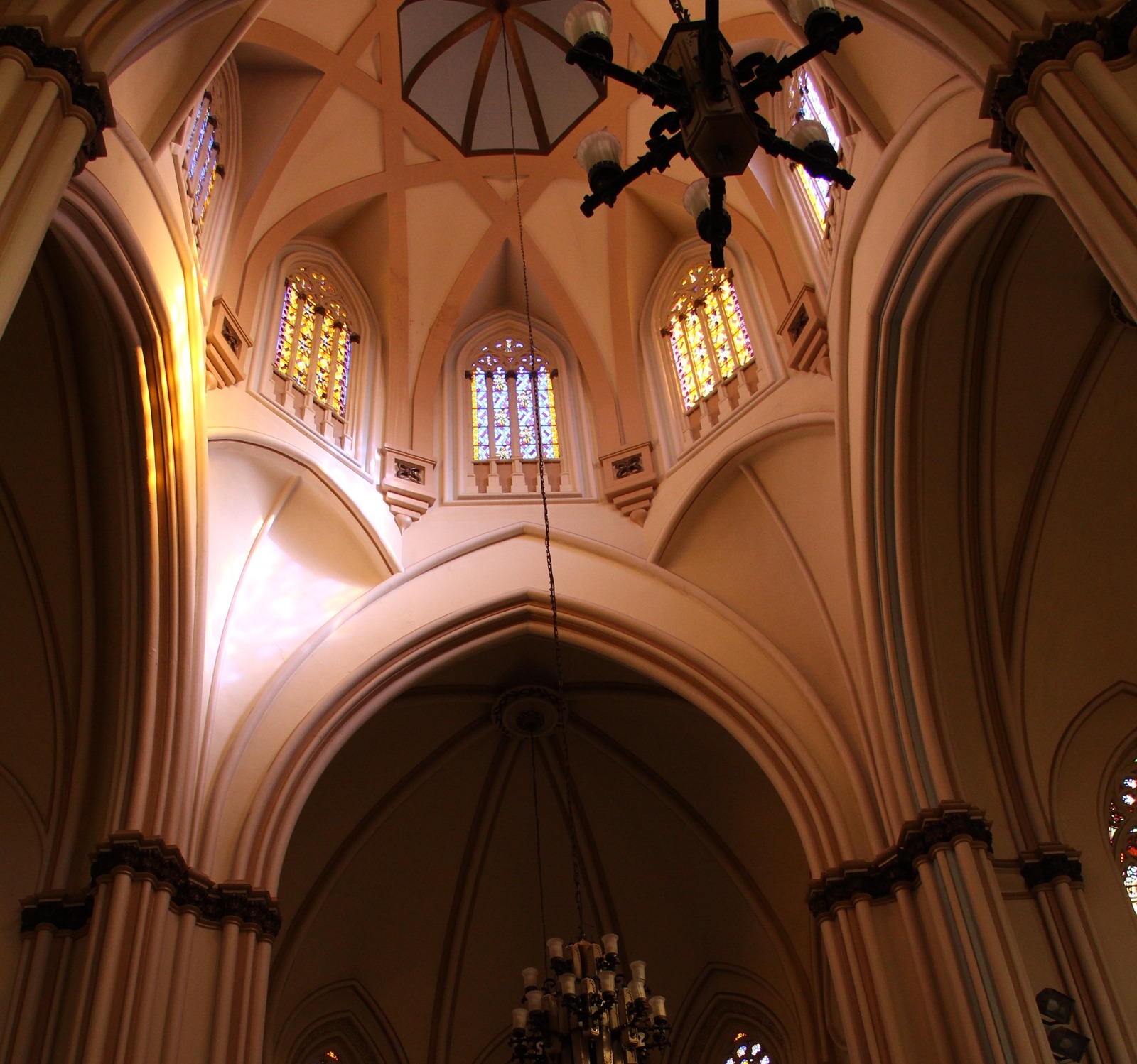 Interior do zimbório octogonal da Basílica de Lourdes